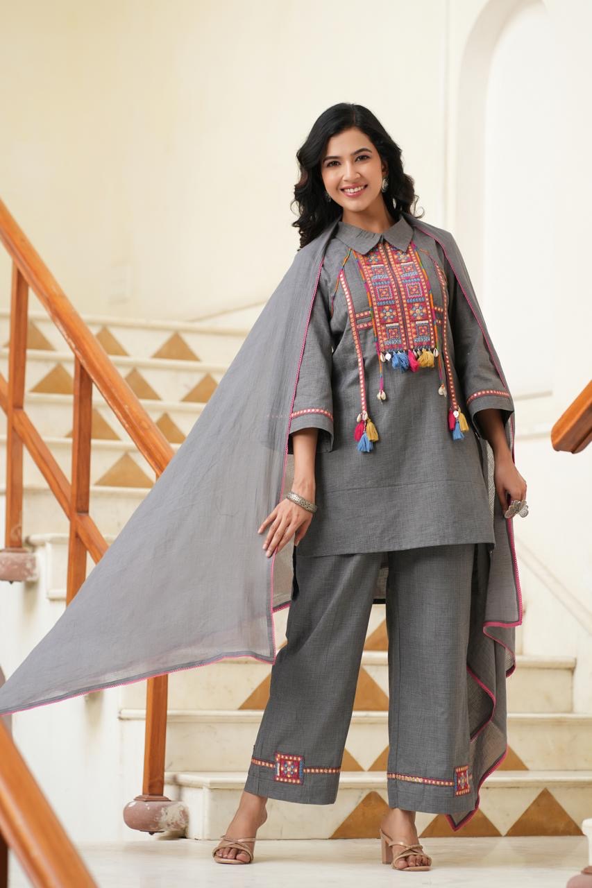 Grey co-ord set with kacchi emboidered yoke with dupatta