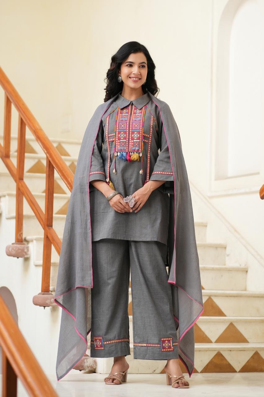 Grey co-ord set with kacchi emboidered yoke with dupatta