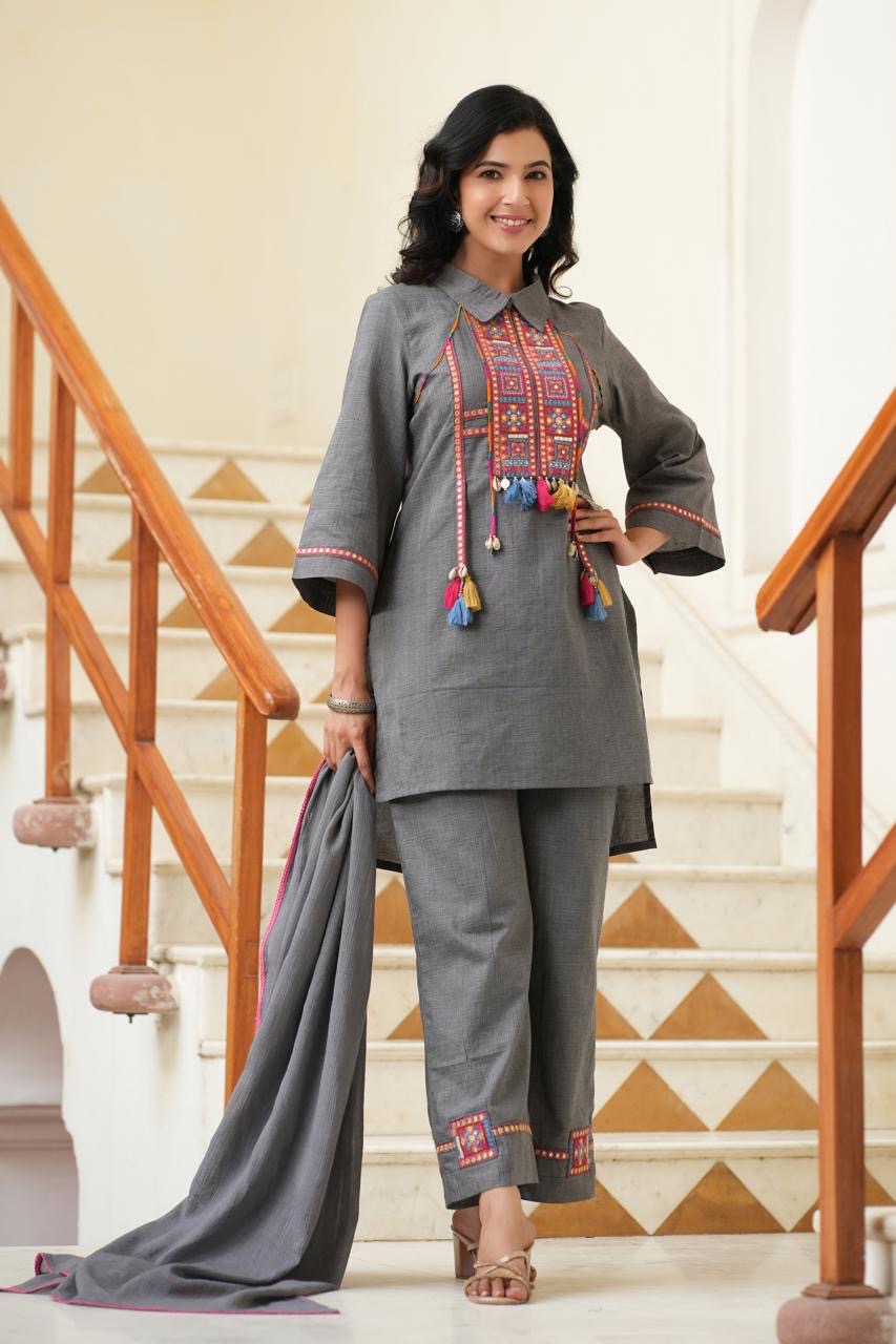 Grey co-ord set with kacchi emboidered yoke with dupatta
